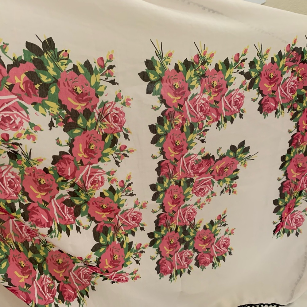 BETSEY JOHNSON Beautiful Off-White Scarf Flowers Pink Betsey On It